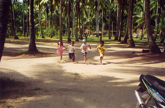 course de Simon avec des enfants du coin